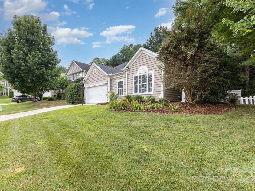 6533 Falls Lake Drive, Charlotte, NC 28270.  MLS# CAR4279086, YatesRealty ID 33618. 