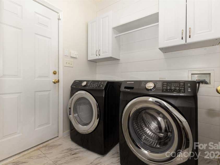 6533 Falls Lake Drive, Charlotte, NC 28270.  MLS# CAR4279086, YatesRealty ID 33618. 