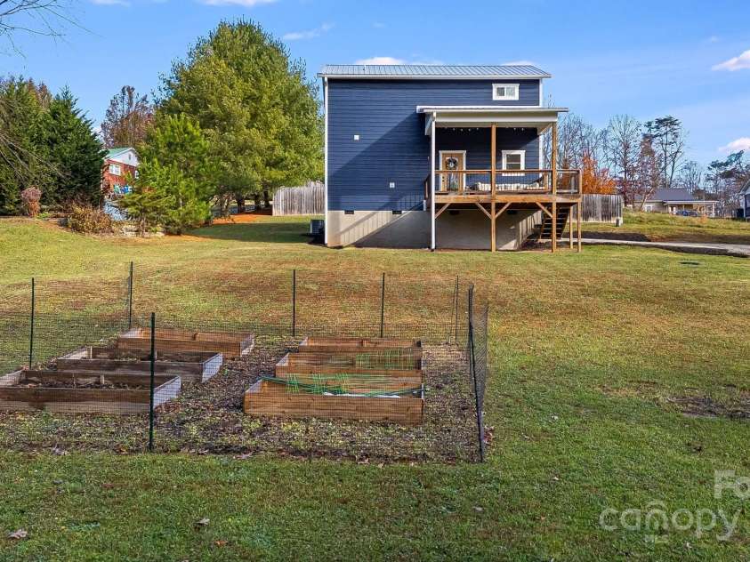 122 Mae Carver Drive, Asheville, NC 28806.  MLS# CAR4283049, YatesRealty ID 33619. 