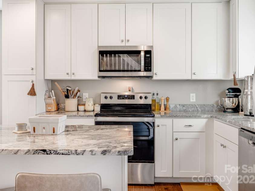 122 Mae Carver Drive, Asheville, NC 28806.  MLS# CAR4283049, YatesRealty ID 33619. 