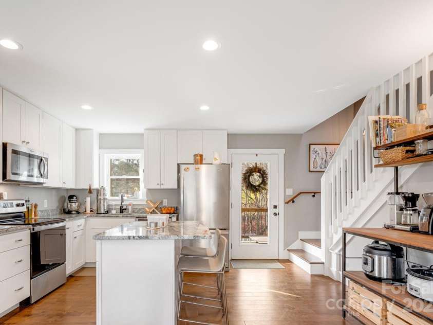 122 Mae Carver Drive, Asheville, NC 28806.  MLS# CAR4283049, YatesRealty ID 33619. 