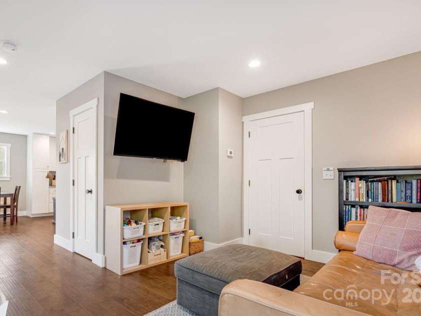 122 Mae Carver Drive, Asheville, NC 28806.  MLS# CAR4283049, YatesRealty ID 33619. 