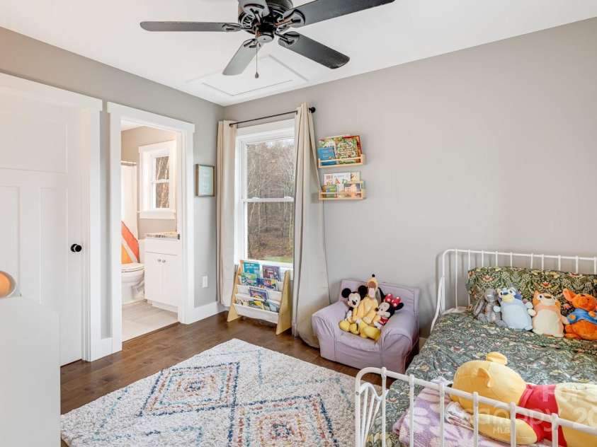 122 Mae Carver Drive, Asheville, NC 28806.  MLS# CAR4283049, YatesRealty ID 33619. 