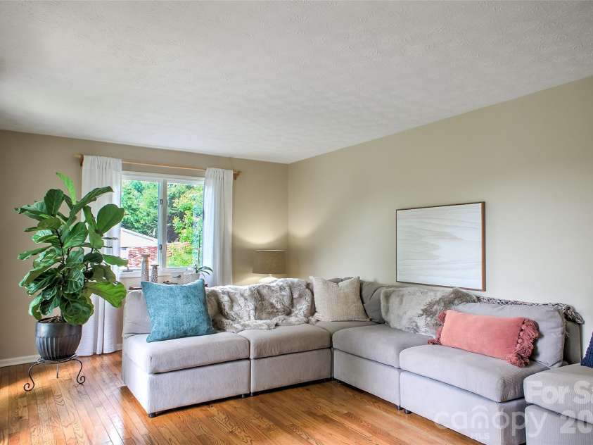 53 Braddock Way, Asheville, NC 28803.  MLS# CAR4385957, YatesRealty ID 33619. 