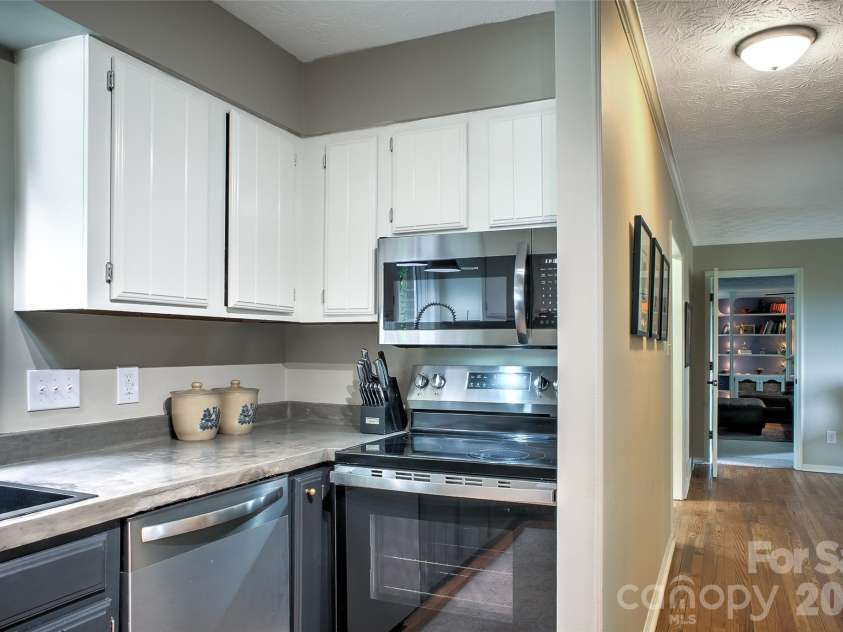 53 Braddock Way, Asheville, NC 28803.  MLS# CAR4385957, YatesRealty ID 33619. 