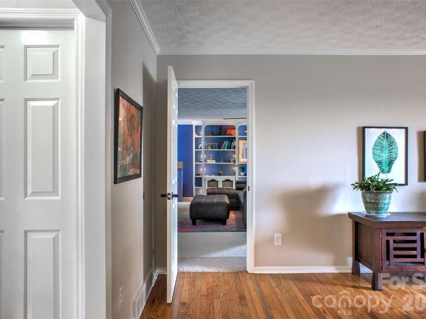 53 Braddock Way, Asheville, NC 28803.  MLS# CAR4385957, YatesRealty ID 33619. 