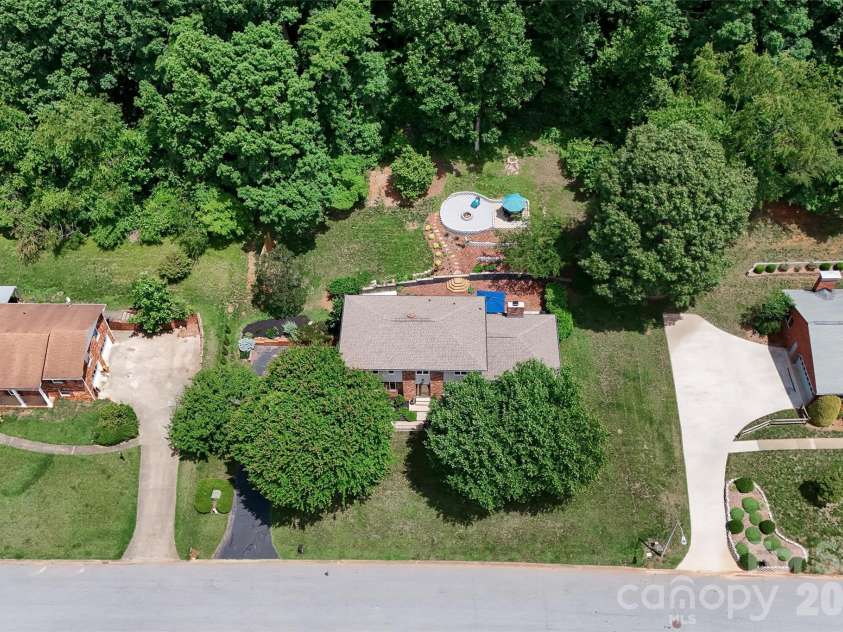 53 Braddock Way, Asheville, NC 28803.  MLS# CAR4385957, YatesRealty ID 33619. 