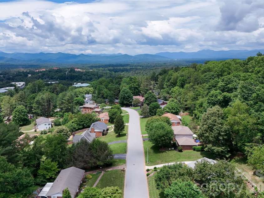 53 Braddock Way, Asheville, NC 28803.  MLS# CAR4385957, YatesRealty ID 33619. 