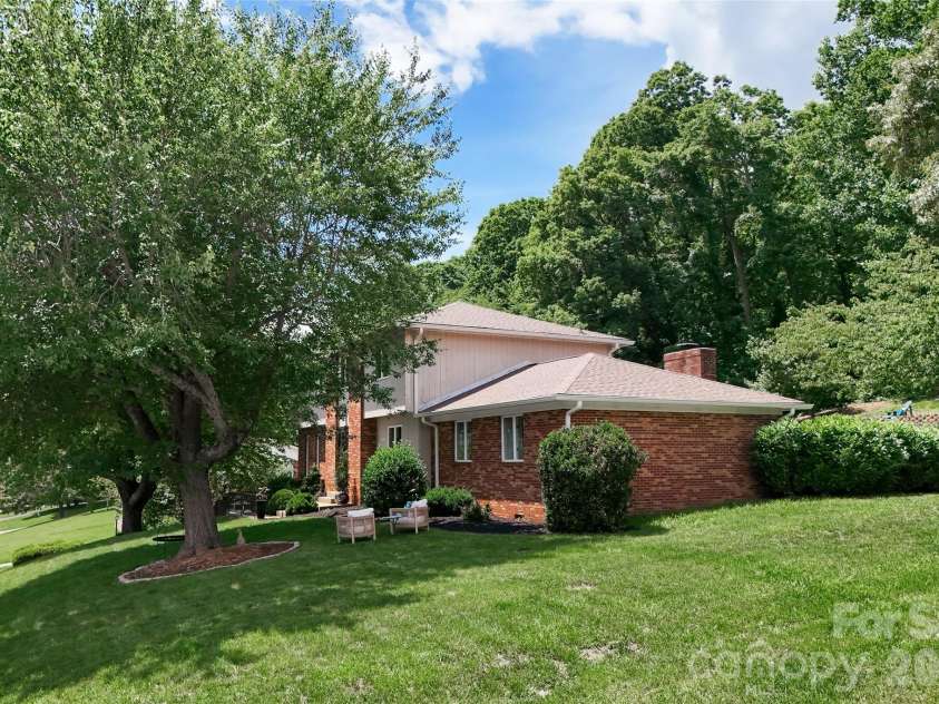 53 Braddock Way, Asheville, NC 28803.  MLS# CAR4385957, YatesRealty ID 33619. 