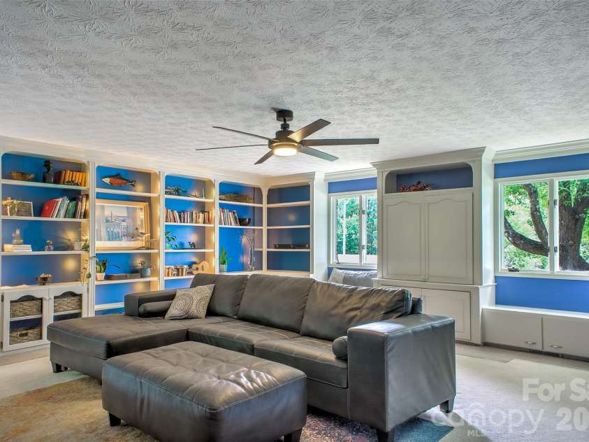 53 Braddock Way, Asheville, NC 28803.  MLS# CAR4385957, YatesRealty ID 33619. The den