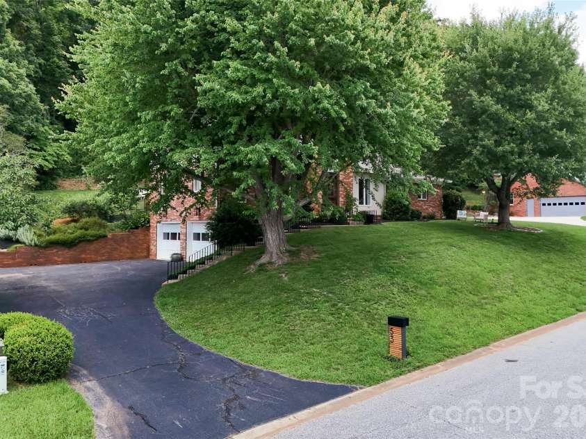 53 Braddock Way, Asheville, NC 28803.  MLS# CAR4385957, YatesRealty ID 33619. Two car garage and large driveway