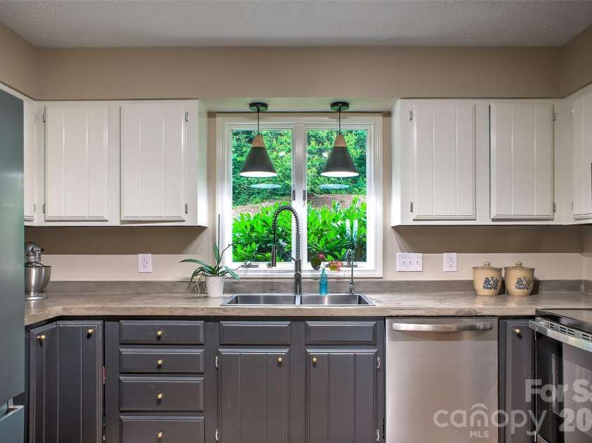 53 Braddock Way, Asheville, NC 28803.  MLS# CAR4385957, YatesRealty ID 33619. Updated kitchen