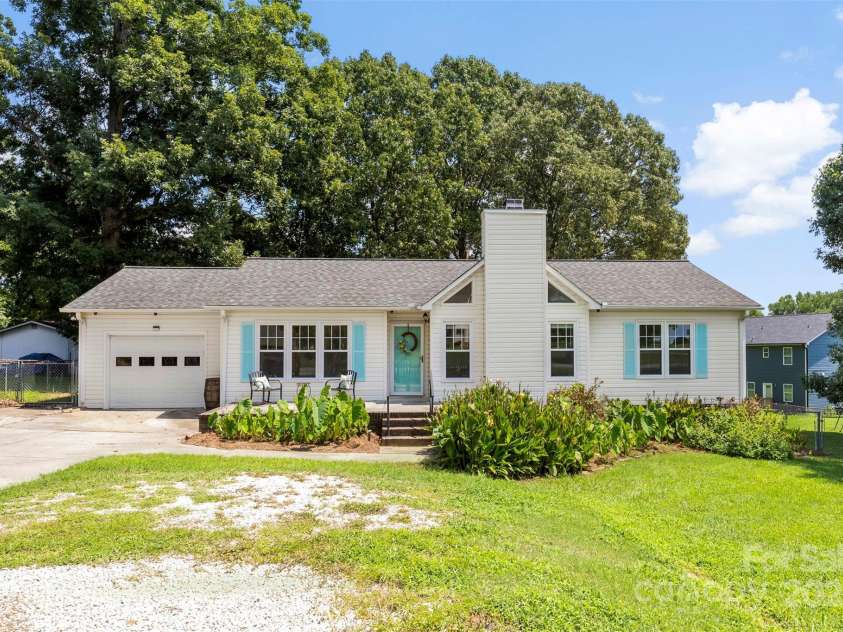 117 Enochville Avenue, Kannapolis, NC 28081.  MLS# CAR4292737, YatesRealty ID 33621. 