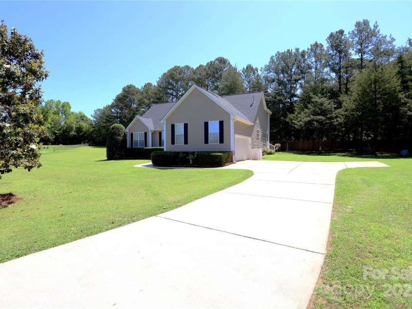 119 Sterling Drive, York, SC 29745.  MLS# CAR4294289, YatesRealty ID 33622. 