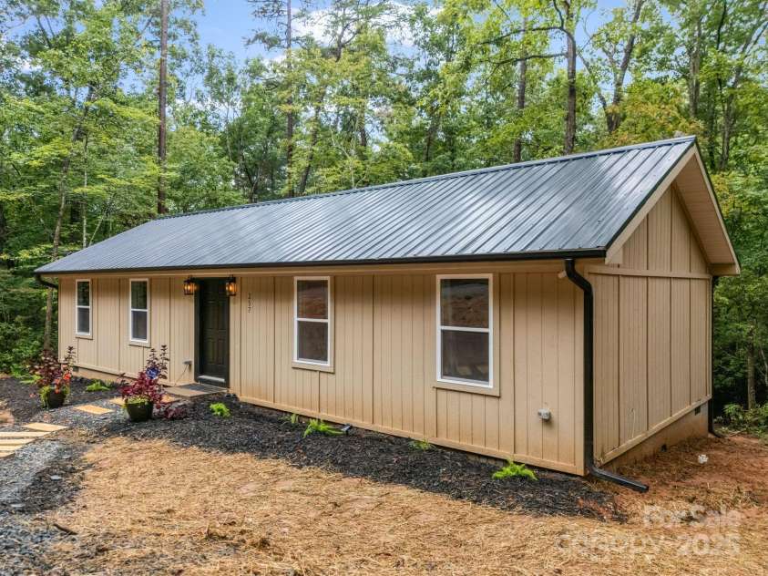 257 Roadrunner Circle, Lake Lure, NC 28746.  MLS# CAR4289915, YatesRealty ID 33623. 257 Roadrunner Circle Lake Lure NC 28746-5