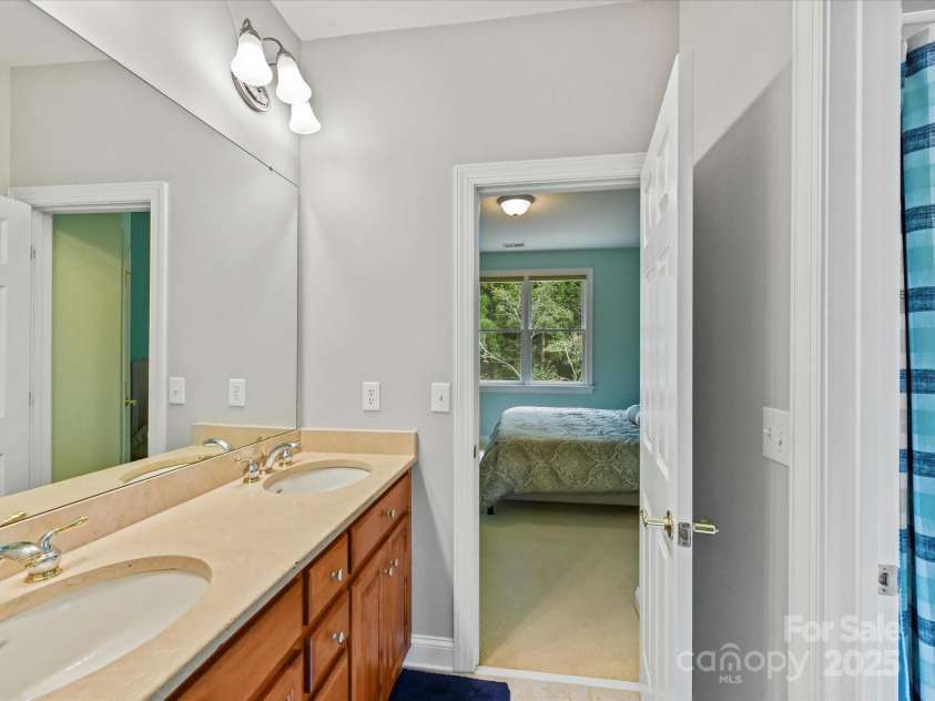 7717 Quail Park Drive, Charlotte, NC 28210.  MLS# CAR4289882, YatesRealty ID 33625. Jack & Jill bath