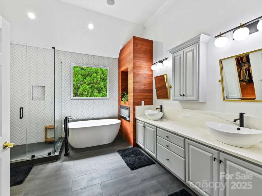 7717 Quail Park Drive, Charlotte, NC 28210.  MLS# CAR4289882, YatesRealty ID 33625. Primary Bath
