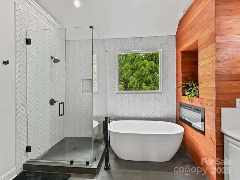 7717 Quail Park Drive, Charlotte, NC 28210.  MLS# CAR4289882, YatesRealty ID 33625. Primary Bath