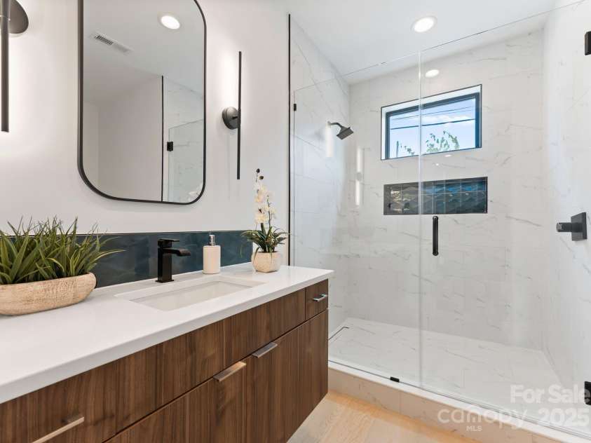 412 State Street, Charlotte, NC 28208.  MLS# CAR4273285, YatesRealty ID 33628. Downstairs en suite bathroom.