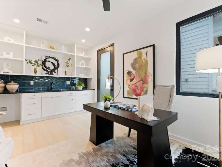 412 State Street, Charlotte, NC 28208.  MLS# CAR4273285, YatesRealty ID 33628. First floor bedroom with en suite bathroom, kitchenette, secondary laundry hook-up and private entrance/exit.