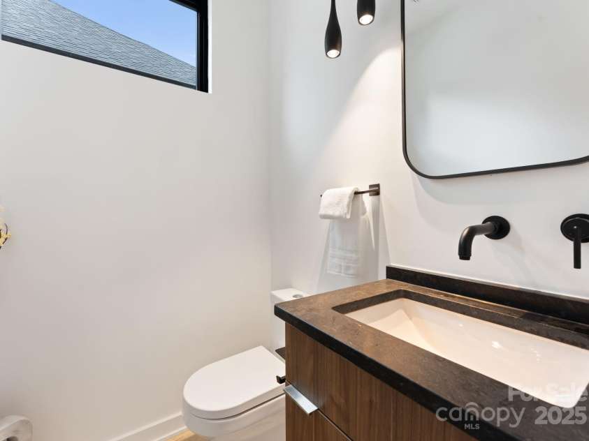 412 State Street, Charlotte, NC 28208.  MLS# CAR4273285, YatesRealty ID 33628. Main level half bathroom.