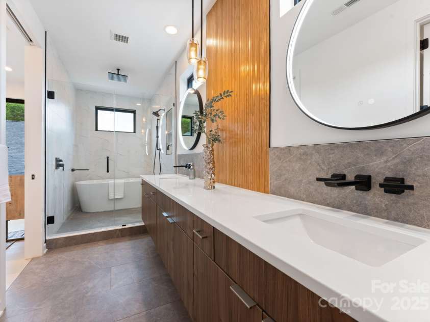 412 State Street, Charlotte, NC 28208.  MLS# CAR4273285, YatesRealty ID 33628. Primary en suite bathroom.
