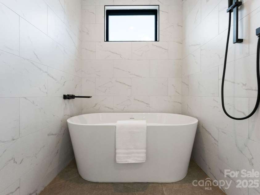 414 State Street, Charlotte, NC 28208.  MLS# CAR4273490, YatesRealty ID 33629. Soaking tub in primary bathroom