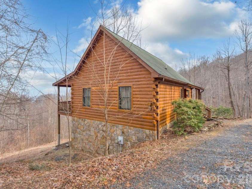 461 Arrowhead Ridge Road, Spruce Pine, NC 28777.  MLS# CAR4353927, YatesRealty ID 3363. 