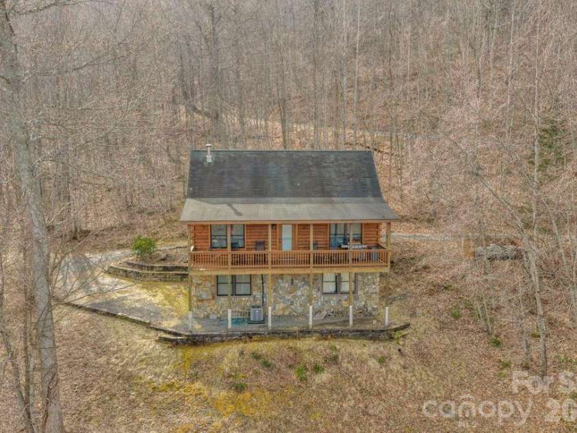 461 Arrowhead Ridge Road, Spruce Pine, NC 28777.  MLS# CAR4353927, YatesRealty ID 3363. 