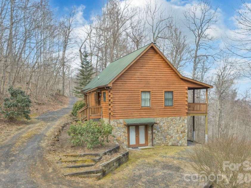 461 Arrowhead Ridge Road, Spruce Pine, NC 28777.  MLS# CAR4353927, YatesRealty ID 3363. 