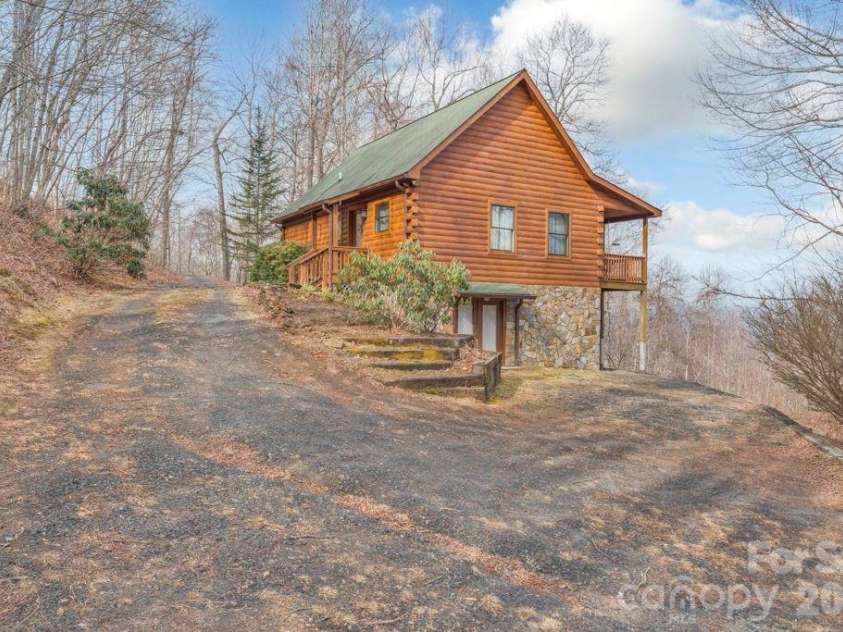 461 Arrowhead Ridge Road, Spruce Pine, NC 28777.  MLS# CAR4353927, YatesRealty ID 3363. 