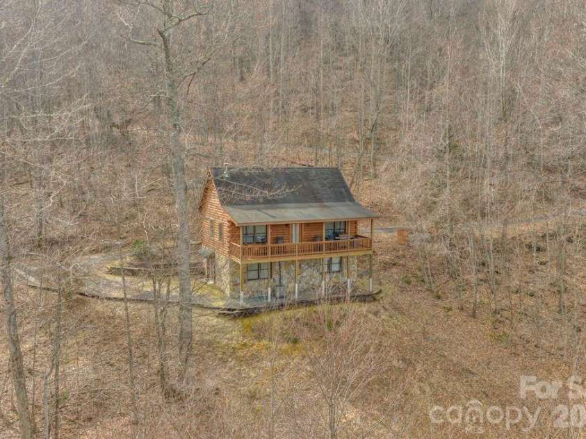 461 Arrowhead Ridge Road, Spruce Pine, NC 28777.  MLS# CAR4353927, YatesRealty ID 3363. 