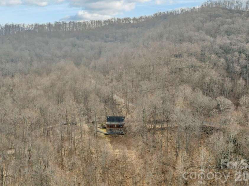 461 Arrowhead Ridge Road, Spruce Pine, NC 28777.  MLS# CAR4353927, YatesRealty ID 3363. 