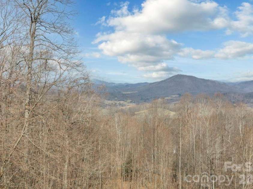461 Arrowhead Ridge Road, Spruce Pine, NC 28777.  MLS# CAR4353927, YatesRealty ID 3363. 