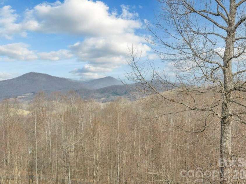 461 Arrowhead Ridge Road, Spruce Pine, NC 28777.  MLS# CAR4353927, YatesRealty ID 3363. 