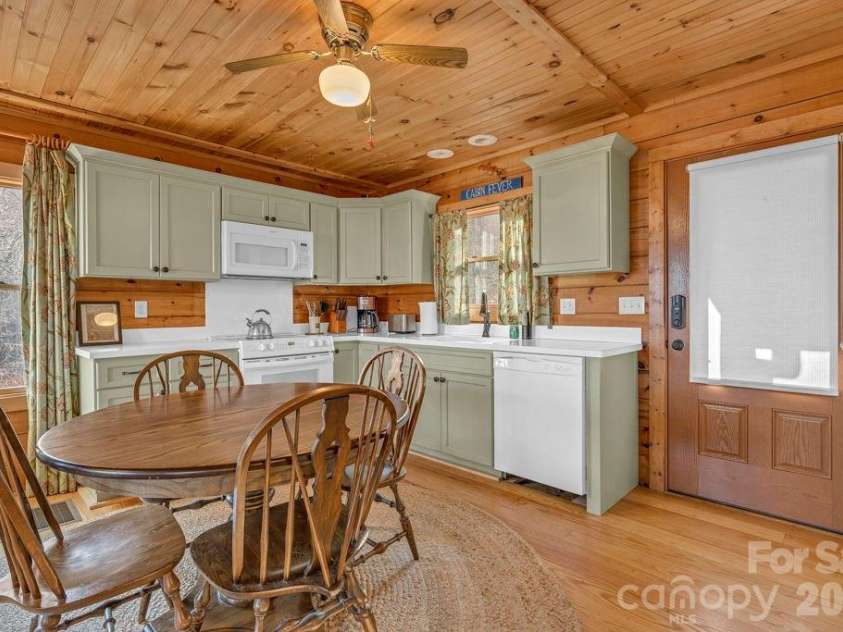 461 Arrowhead Ridge Road, Spruce Pine, NC 28777.  MLS# CAR4353927, YatesRealty ID 3363. 