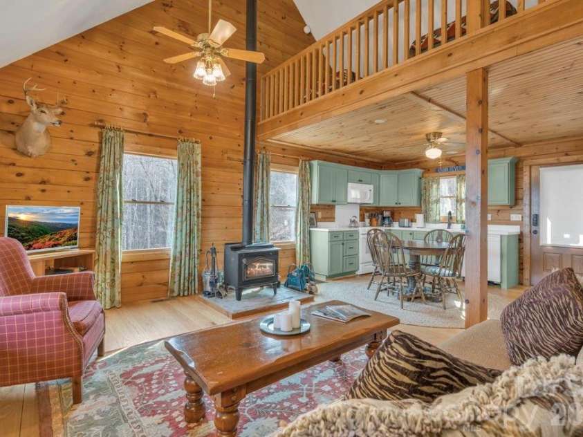 461 Arrowhead Ridge Road, Spruce Pine, NC 28777.  MLS# CAR4353927, YatesRealty ID 3363. 