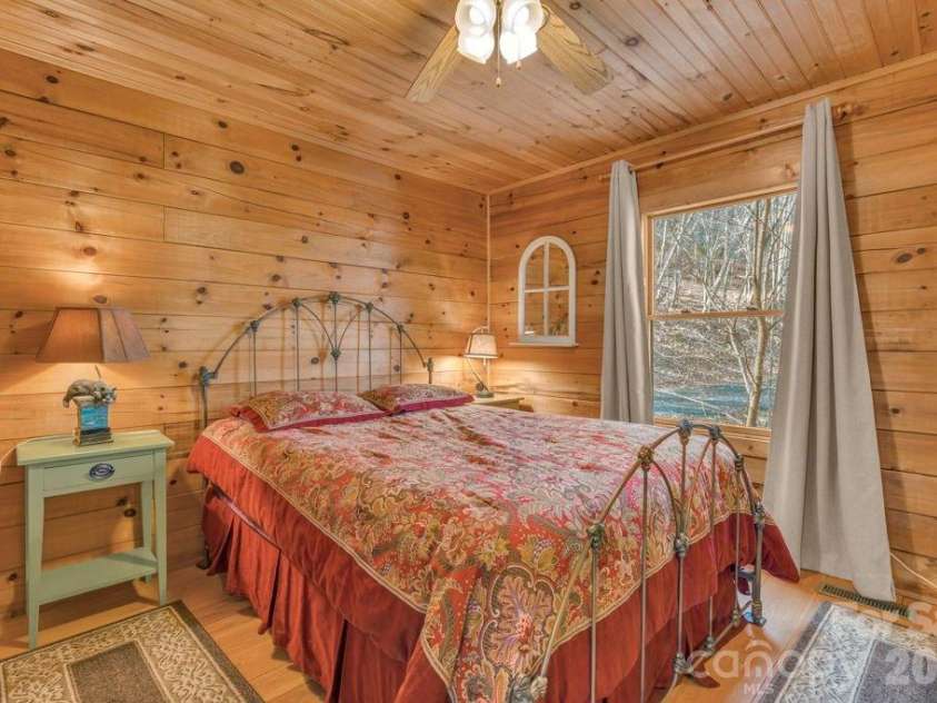 461 Arrowhead Ridge Road, Spruce Pine, NC 28777.  MLS# CAR4353927, YatesRealty ID 3363. 
