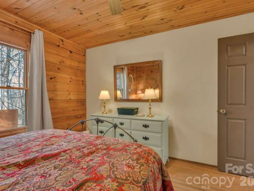 461 Arrowhead Ridge Road, Spruce Pine, NC 28777.  MLS# CAR4353927, YatesRealty ID 3363. 