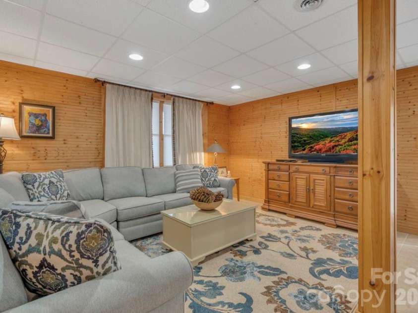 461 Arrowhead Ridge Road, Spruce Pine, NC 28777.  MLS# CAR4353927, YatesRealty ID 3363. 