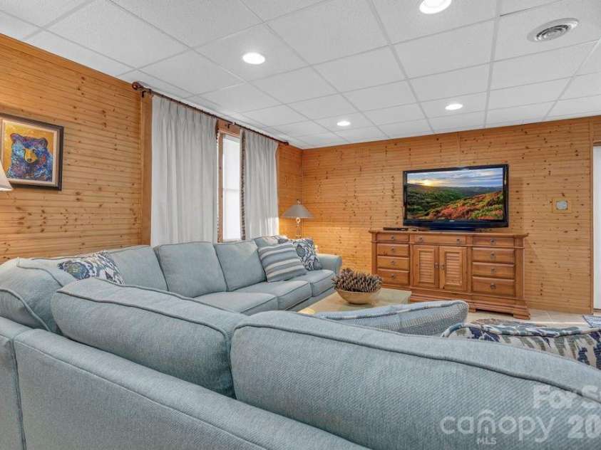 461 Arrowhead Ridge Road, Spruce Pine, NC 28777.  MLS# CAR4353927, YatesRealty ID 3363. 