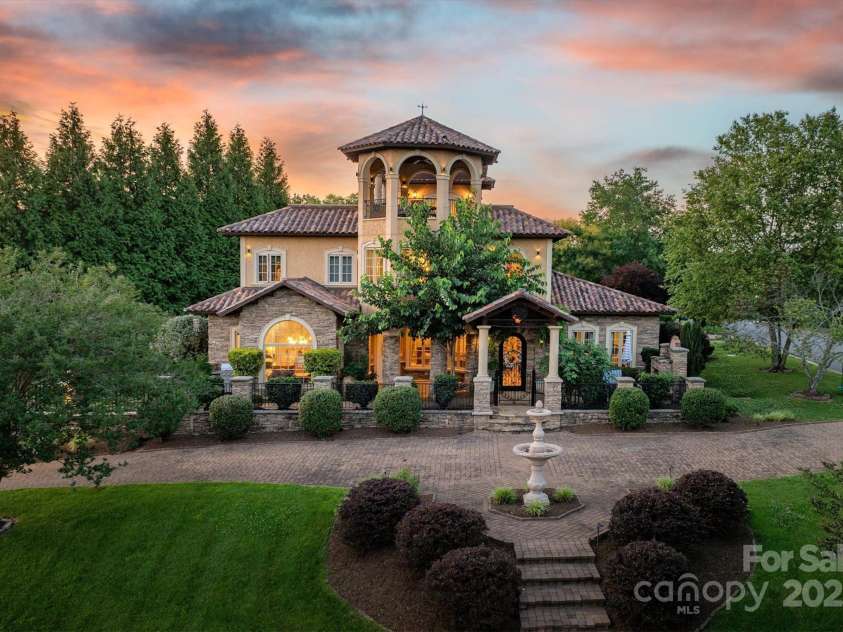 806 37th Avenue, Hickory, NC 28601.  MLS# CAR4275411, YatesRealty ID 33630. 