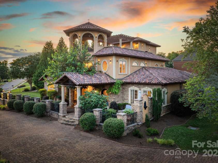 806 37th Avenue, Hickory, NC 28601.  MLS# CAR4275411, YatesRealty ID 33630. 