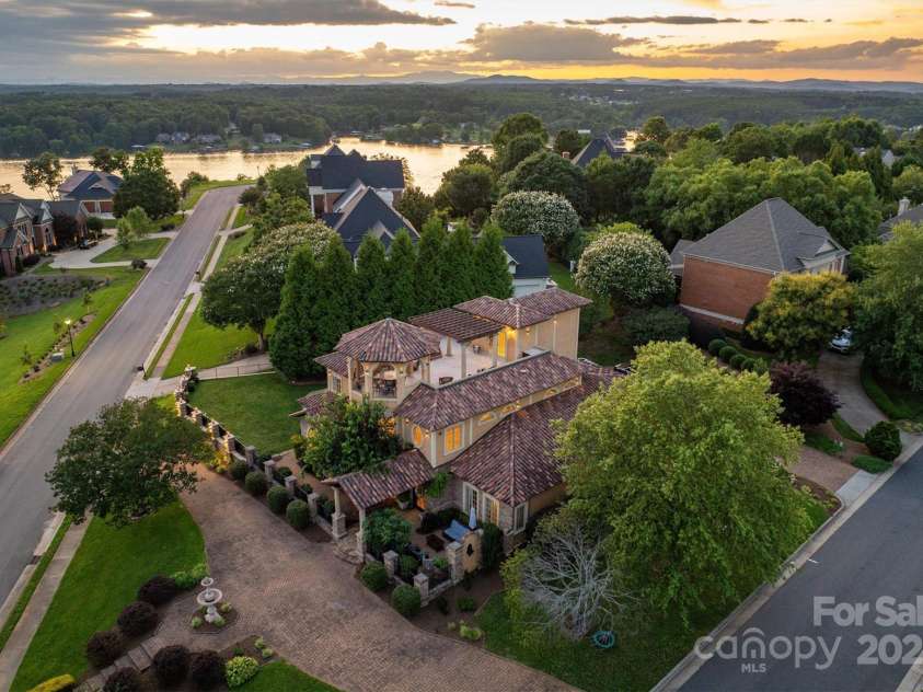 806 37th Avenue, Hickory, NC 28601.  MLS# CAR4275411, YatesRealty ID 33630. 