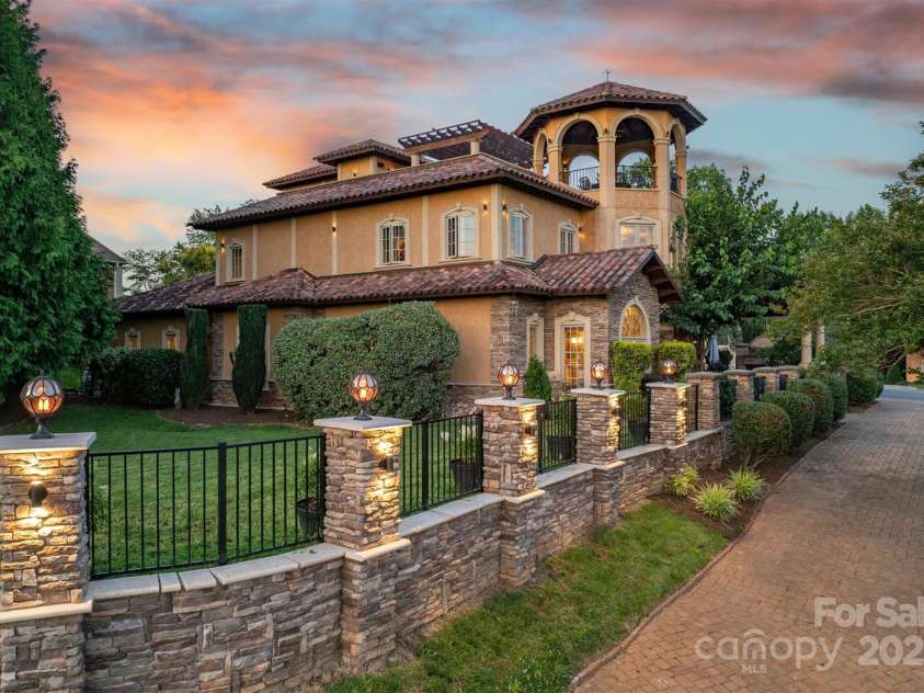 806 37th Avenue, Hickory, NC 28601.  MLS# CAR4275411, YatesRealty ID 33630. 