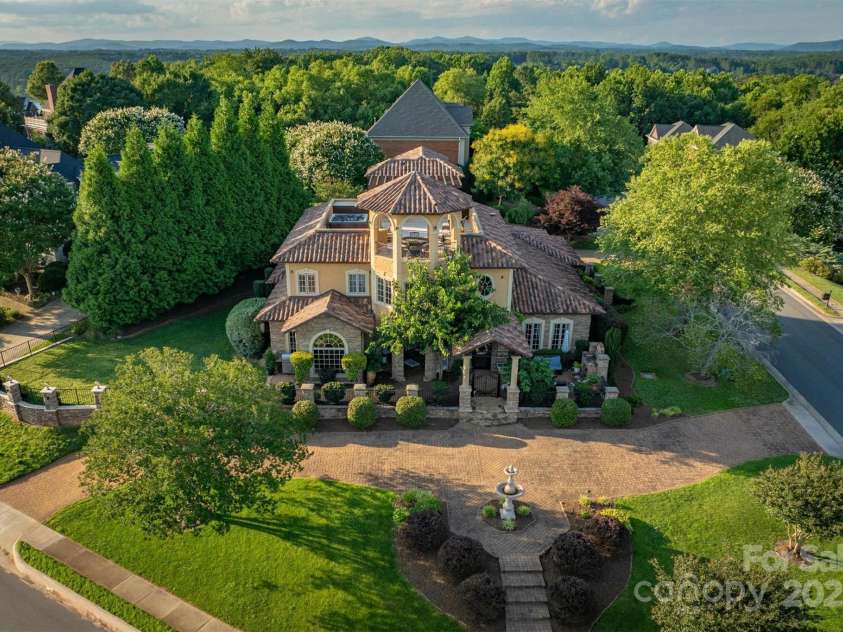 806 37th Avenue, Hickory, NC 28601.  MLS# CAR4275411, YatesRealty ID 33630. 