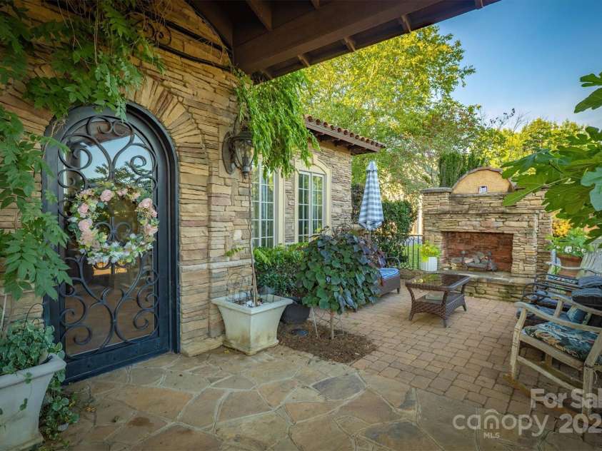 806 37th Avenue, Hickory, NC 28601.  MLS# CAR4275411, YatesRealty ID 33630. 