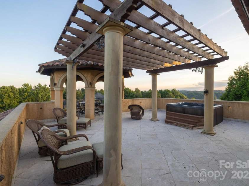 806 37th Avenue, Hickory, NC 28601.  MLS# CAR4275411, YatesRealty ID 33630. 