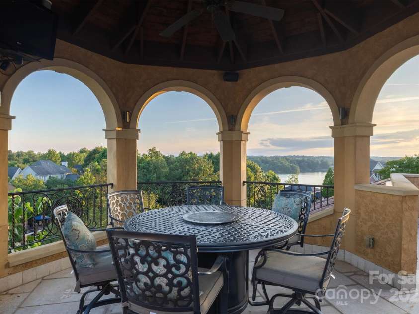 806 37th Avenue, Hickory, NC 28601.  MLS# CAR4275411, YatesRealty ID 33630. 