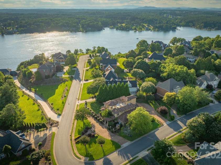 806 37th Avenue, Hickory, NC 28601.  MLS# CAR4275411, YatesRealty ID 33630. 